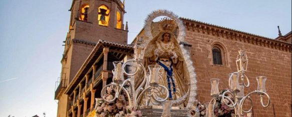 La imagen de Nuestra Señora de la Aurora frente a la Iglesia de Santa María.  // Hermandad de la Aurora. 