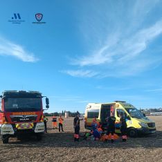 Hasta el lugar del accidente se desplazaron efectivos del CPB de Málaga, voluntarios de Protección Civil, Policía Local de Ronda y sanitarios.  // CPB de Málaga