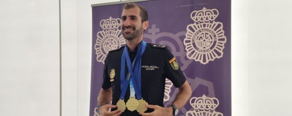 Juan Carlos Moreno posa con sus medallas en la Comisaría de Ronda // Laura Caballero