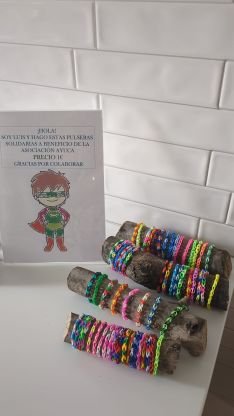 Ha vendido 188 pulseras en apenas unas semanas gracias a la colaboración de familiares, amigos y compañeros del colegio.  // CharryTV