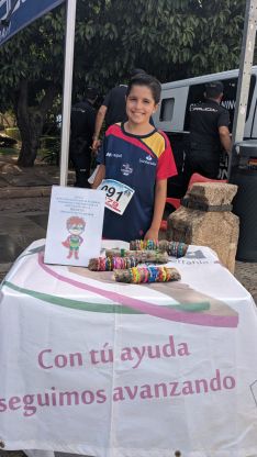 Luis montó un stand solidario en la plaza Teniente Arce durante la celebración de una prueba deportiva.  // CharryTV