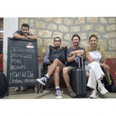 Parte del equipo de la obra, con Ayuso y Acosta, en la estación de trenes de Ronda.  // Toni Acosta.