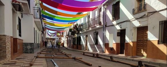 Ya han comenzado los trabajos de instalación de toldos y elementos decorativos.  // Paloma González 