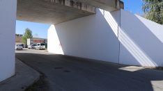Se va a pintar un mural en este puente cercano a la zona de aparcamientos.  // CharryTV
