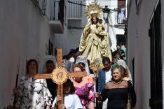 La Virgen del Rosario acompañada de fieles en su recorrido por Algatocín.  // Serranía Comunicación