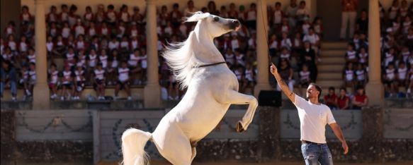 El reconocido domador con uno de sus caballos en el coso rondeño.  // RMR