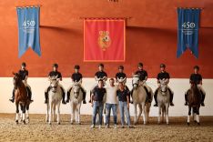 Serra se ha fotografiado junto a los jóvenes jinetes de Ronda.  // RMR