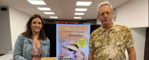 La delegada de Cultura, Rebeca Muñoz, junto al autor de la obra, Elio Irmao // Nacho Garrido