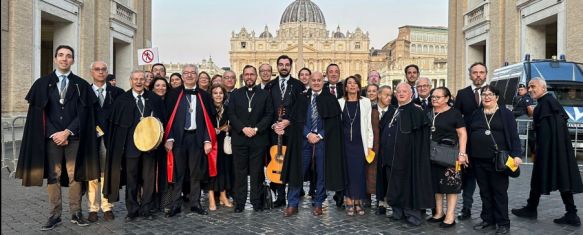 Los hermanos Auroreros en la Plaza de San Pedro junto al sacerdote rondeño Salvador Aguilera // Hermandad de la Aurora