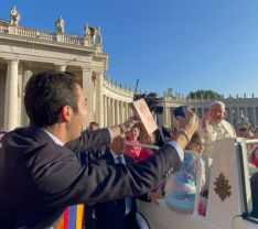 La Hermandad hizo entrega de una medalla y un cuadro de las titulares de la misma al Papa // Hermandad de la Aurora