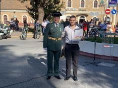 El Teniente Santana entregó una placa a la Banda de Música de Arunda en el acto desarrollado en el monumento a la Guardia Civil.  // Radio Ronda