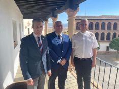 El pregonero ha posado ante los medios con el consiliario de la Agrupación de Hermandades y Cofradías de Ronda y su presidente en uno de los balcones de la Iglesia de Santa María La Mayor. // Manolo Guerrero