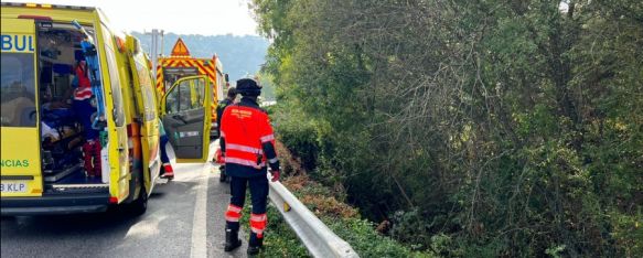 Rescatadas dos personas accidentadas en la A-374, Un hombre y una mujer tuvieron que ser trasladados al Hospital Comarcal, 16 Oct 2023 - 08:27