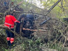 El coche acabó volcado tras salirse de la calzada.  // CPB de Málaga