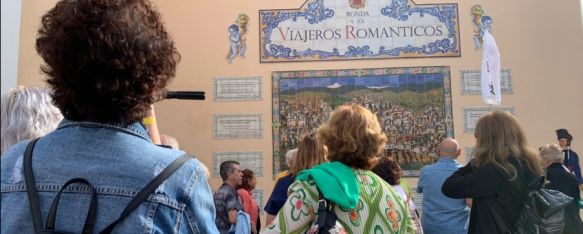Turistas junto al mosaico de los Viajeros Románticos.  // CharryTV