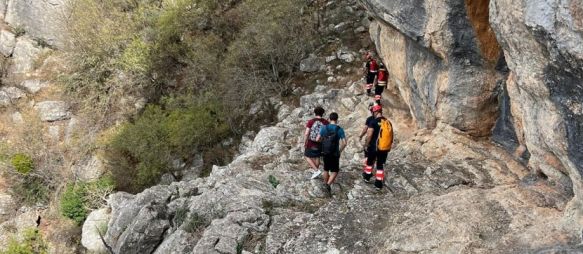 Los bomberos rescatan a un joven en la tirolina de Montejaque, La vía ferrata del Hacho no es apta para principiantes y requiere del material técnico necesario para cruzar la tirolina, 17 Oct 2023 - 07:53