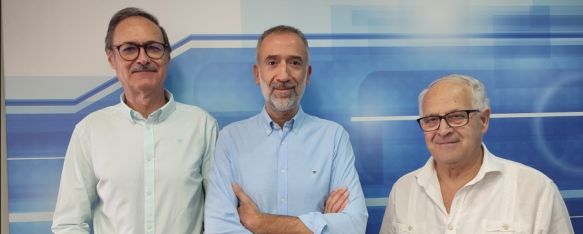 Juan Alcalá, Juan Luis de la Rosa y Juan Gamero en el plató de Charry TV.  // Paloma González 