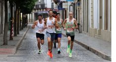 El deportista consiguió buena posición a pesar del terreno que presentan las calles adoquinadas de la ciudad gaditana // CharryTV