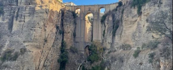 El cauce seco del río Guadalevín a su paso por el Puente Nuevo // CharryTV