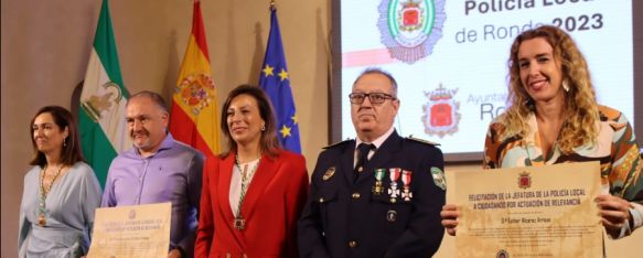 Francisco Javier Ordóñez Ordóñez y Esther Alcaraz Arroyo han recibido la felicitación del cuerpo de seguridad en un acto celebrado en el Convento de Santo Domingo. // CharryTV