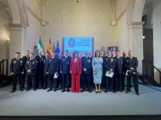 Todos los premiados junto a la alcaldesa de la ciudad y la delegada de Seguridad Ciudadana.  // CharryTV