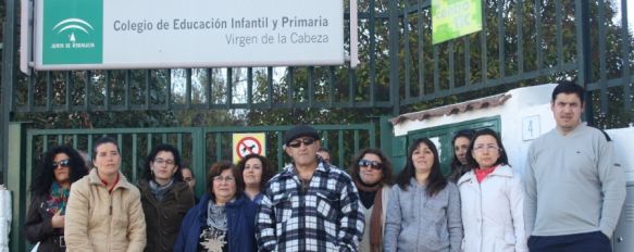 Los padres y madres de alumnos, esta mañana a las puertas del centro educativo.  // CharryTV