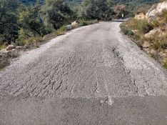 La vía se encuentra en muy mal estado a pesar de ser transitada con frecuencia por camiones.  // Diputación de Málaga. 