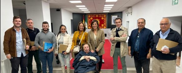 Representantes de los distintos colectivos junto a la alcaldesa, María de la Paz Fernández, y el segundo teniente de alcalde, Ángel Martínez // Ayuntamiento de Ronda