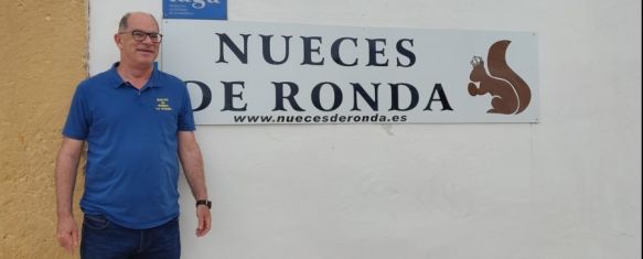 Álvaro Fernández, posa junto a la entrada de Nueces de Ronda // Laura Caballero