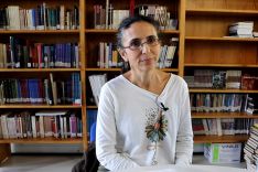 Ana María Valle es la responsable de la biblioteca.  // CharryTV