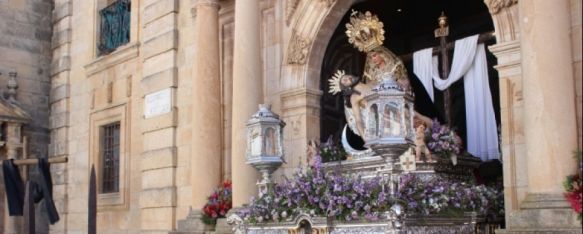 El trono de Nuestra Señora de las Angustias, saliendo de Santa Cecilia el pasado mes de abril.  // CharryTV