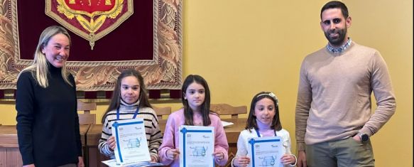 María Durán, Lucía Valle y Carmen Mejías, finalistas del concurso de dibujo de Aqualia, Las tres rondeñas han sido galardonadas con una tarjeta regalo de 30 euros para la compra de material deportivo, una medalla y un diploma, 09 Nov 2023 - 18:22