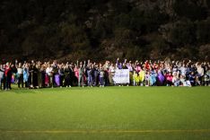 El pasado 23 de octubre, amigos y familiares se congregaron en el campo de fútbol del pueblo para felicitarle por su cumpleaños a través de videollamada y enviarle mensajes de ánimo.  // Marina Caparrós