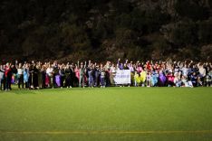 El pasado 23 de octubre, amigos y familiares se congregaron en el campo de fútbol del pueblo para felicitarle por su cumpleaños a través de videollamada y enviarle mensajes de ánimo.  // Marina Caparrós