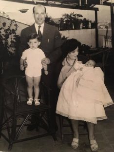 Imagen familiar compartida por el actor en sus redes sociales, en la que se pueden ver a sus padres y a su hermano pequeño recién nacido.  // Antonio Banderas