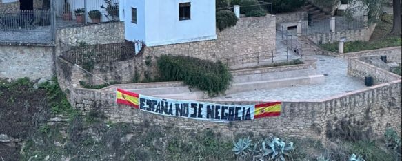 Protestas en Ronda por la Ley de Amnistía del PSOE, Alrededor de un centenar de rondeños se concentraron en la tarde de ayer y se ha colocado una pancarta en los Jardines de Cuenca. , 10 Nov 2023 - 12:29