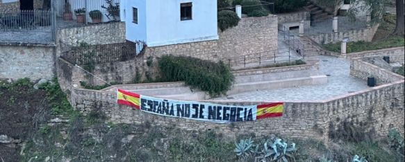 Con dos banderas de España a los extremos, es visible desde puntos tan transitados como el Puente Nuevo.  // CharryTV