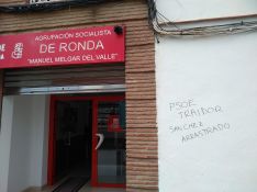 La sede la Agrupación local socialista amaneció pintada hace unos días.  // PSOE 