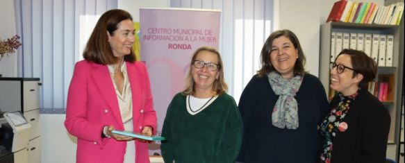 La delegada de Igualdad, en el Centro Municipal de Información a la Mujer, junto a las trabajadoras de este área // Ayuntamiento de Ronda