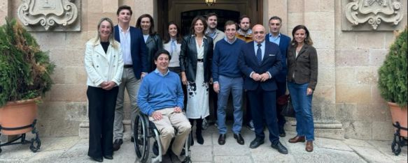 El regidor madrileño junto a miembros del equipo de Gobierno en la puerta del consistorio.  // CharryTV