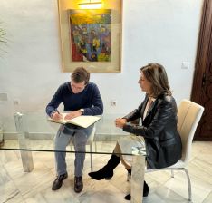 Martínez-Almeida ha firmado el libro de la ciudad.  // CharryTV