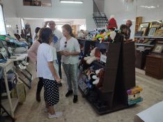 En la tienda se puede adquirir diversos tipos de productos desde ropa, muebles y elementos decorativos sillas hasta carritos de bebé o libros, entre otros.  // CharryTV