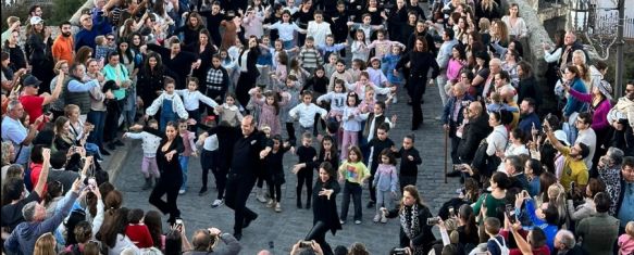 Multitudinario flashmob en el Puente Nuevo por el Día Internacional del Flamenco, Varias academias de la ciudad han participado en esta iniciativa que ha contado con la colaboración de unas doscientas personas, 16 Nov 2023 - 18:22