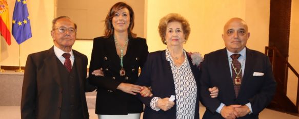 De izquierda a derecha: Joaquín Hita; la alcaldesa, María de la Paz Fernández; Pepita Gamero y el teniente de alcalde, Jesús Vázquez // CharryTV