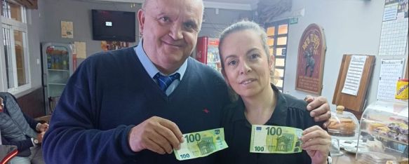 Francisco Gavilán y Malena León, muestra la recompensa a su buen hacer que recibieron por parte de este visitante. // CharryTV