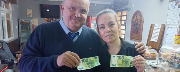 La riñonera que perdió un turista coreano y que encontró gracias a la bondad de una hostelera y un conductor de autobús, Malena León y Francisco Gavilán ayudaron al visitante, que portaba en la misma su documentación y más de 5.000 euros; por lo que recibieron un billete de cien cada uno, 20 Nov 2023 - 12:07