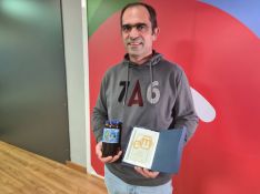 Este apicultor se inició en esta actividad con motivo de la pandemia.  // CharryTV