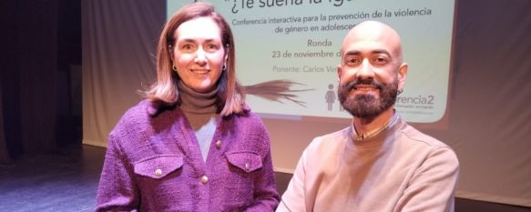 La delegada de Igualdad, Cristina Durán, junto al ponente Carlos Verón // Ayuntamiento de Ronda