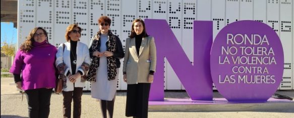 Homenaje a las víctimas de violencia de género con motivo del 25-N, El acto se ha desarrollado en el monumento frente a la biblioteca comarcal Adolfo Suárez con la presencia de estudiantes de la ciudad y representantes de partidos políticos, 24 Nov 2023 - 12:53