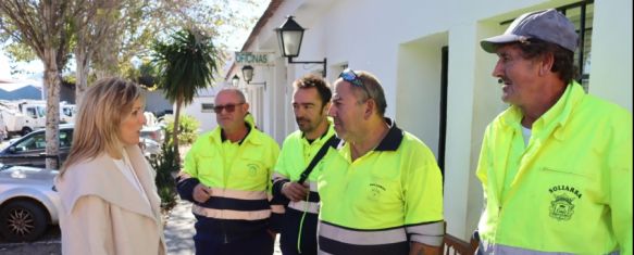 La delegada de Soliarsa, María del Carmen Martínez, junto a operarios de la empresa municipal de limpieza // Ayuntamiento de Ronda